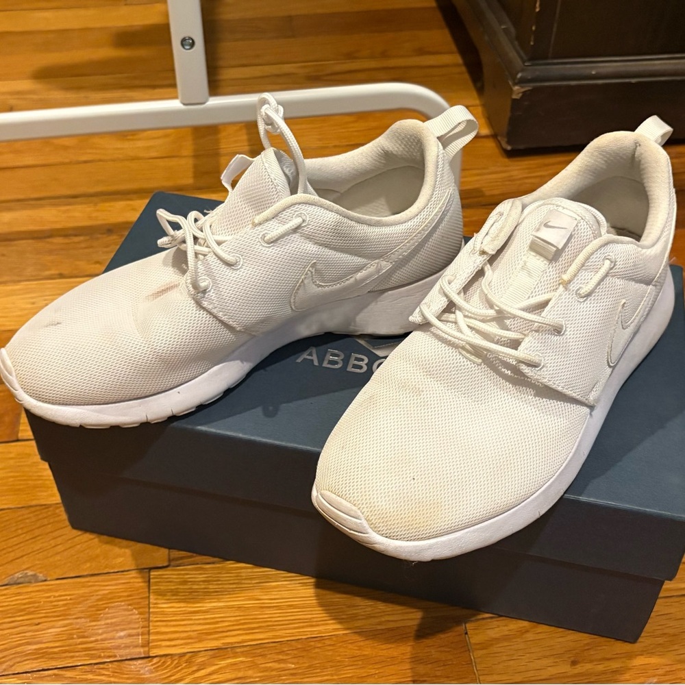 Nike Roshes Classic White Sneakers